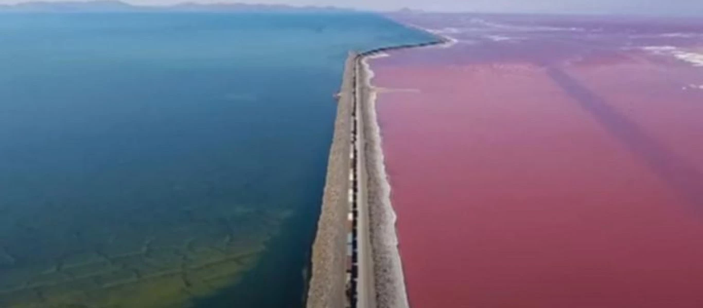 Μια λίμνη με τα μισά νερά μπλε και τα άλλα μισά ροζ (βίντεο)